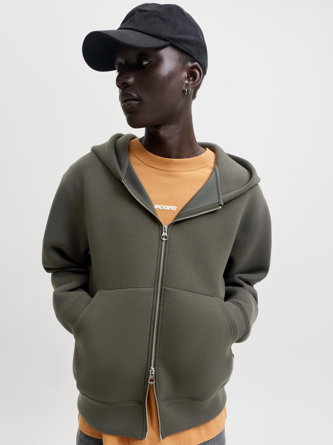 model_shot-creative